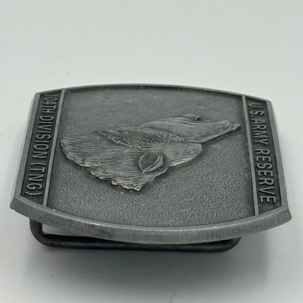 US Army Reserve 104th Division TNG Howling Timberwolf Belt Buckle Vintage Silver